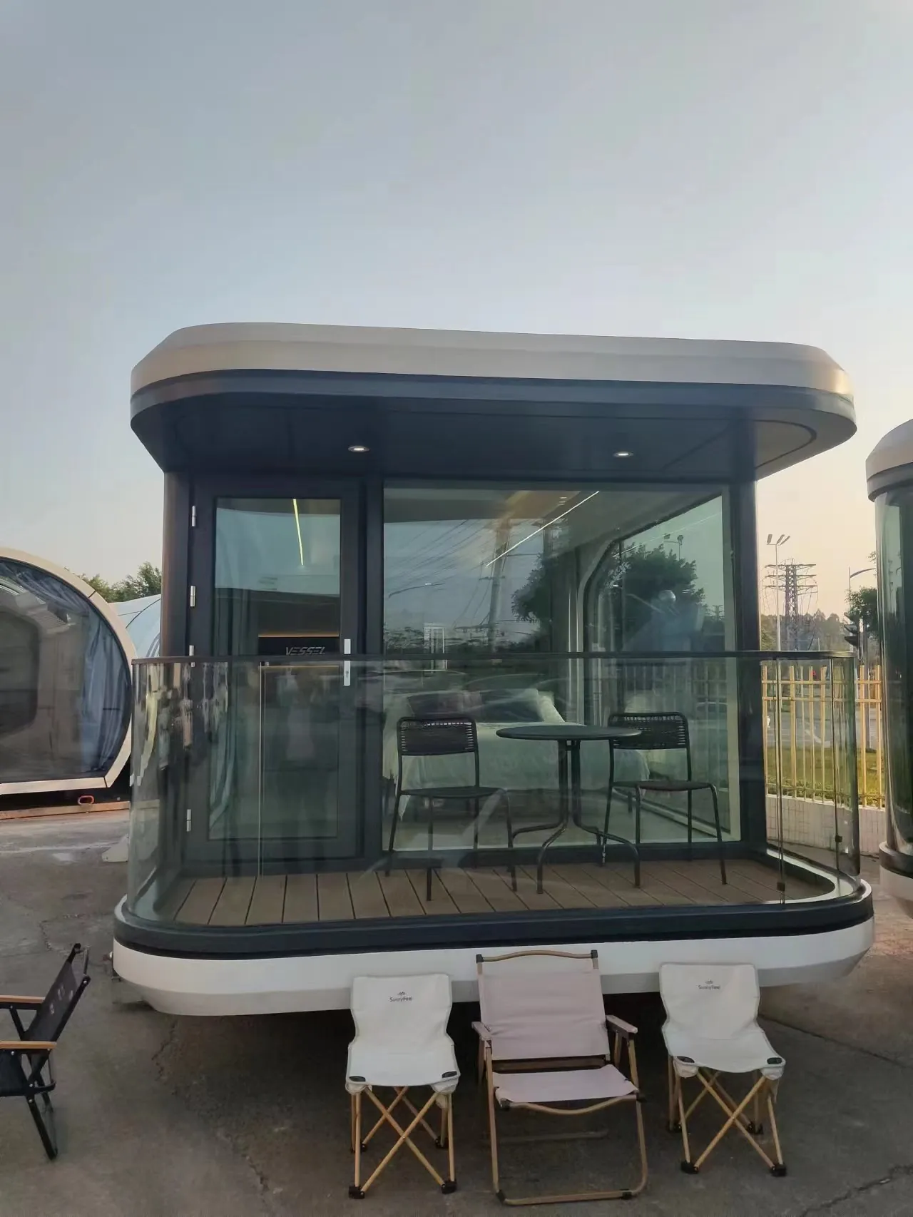 Capsule lodging unit