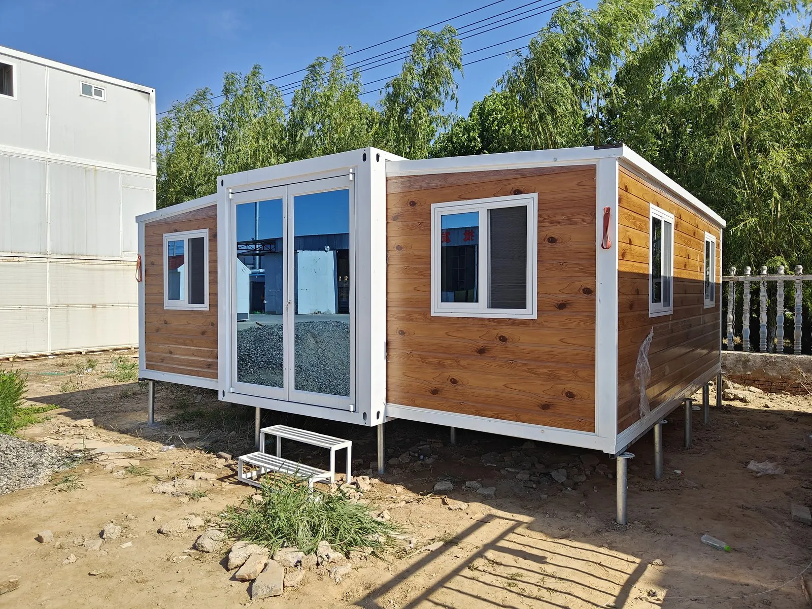 Expandable container unit exterior